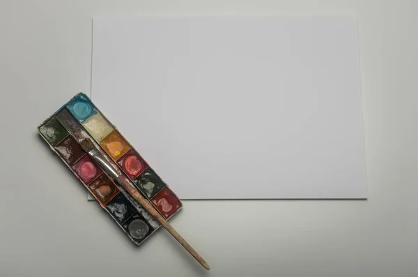 Peintures Multicolores Aquarelle Pinceaux Pour Dessin Reposent Sur Une Feuille — Photo