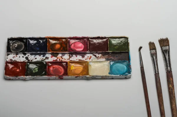 Peintures Multicolores Aquarelle Pinceaux Pour Dessin Reposent Sur Une Feuille — Photo