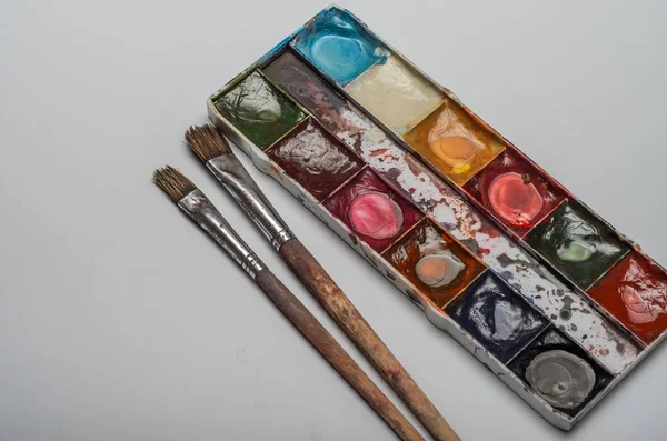 Aquarell Mehrfarbige Farben Und Pinsel Zum Zeichnen Liegen Auf Einem — Stockfoto
