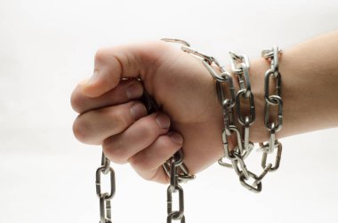 Beyaz arka plan üzerinde izole zincire elleri zincirli