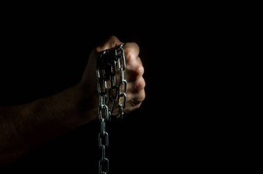 Eller siyah arka plan üzerine izole zincire zincirleme