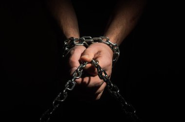 Eller siyah arka plan üzerine izole zincire zincirleme