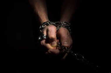 Eller siyah arka plan üzerine izole zincire zincirleme