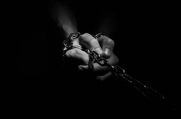 Ruce Jsou Vázány Řetězcích Izolované Černém Pozadí — Stock fotografie