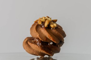 Bisküvi ile fıstık fındık ve süt beyaz zemin üzerine krem