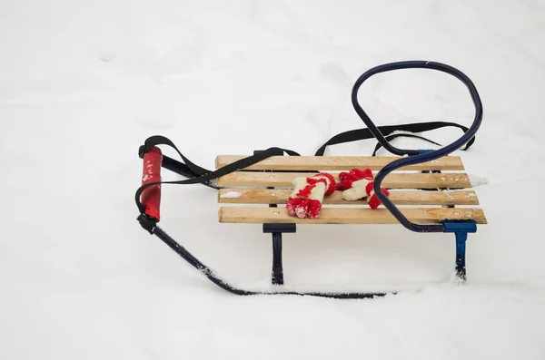 Des Enfants Traînent Avec Des Gants Dans Neige — Photo