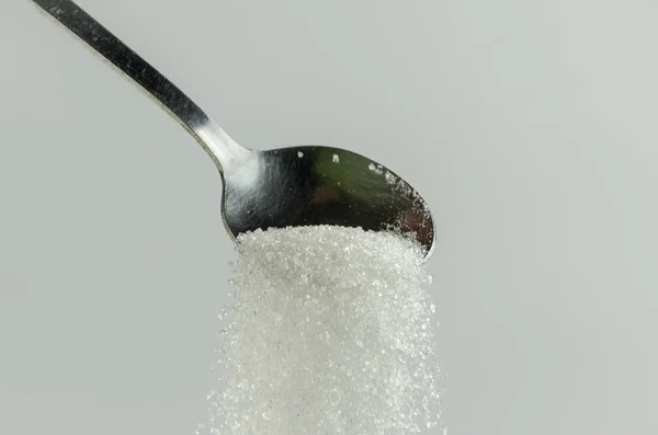 Lepel Met Suiker Een Witte Achtergrond — Stockfoto
