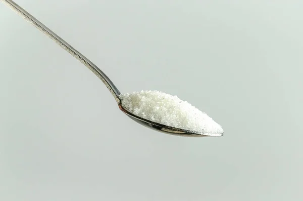 Beyaz Arkaplanda Şekerli Kaşık — Stok fotoğraf