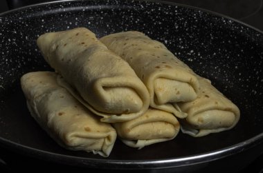 Bir tavada bir indüksiyon Ocak üzerinde krep dolması
