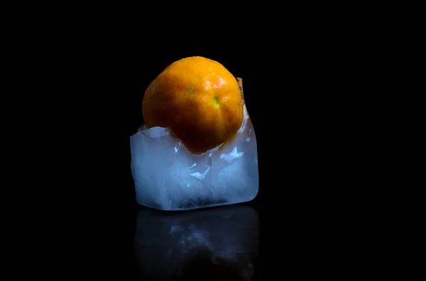 Mandarina Fresca Amarilla Congelada Hielo Aislada Sobre Fondo Negro —  Fotos de Stock