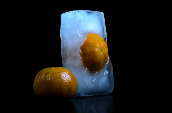 Mandarina Fresca Amarilla Congelada Hielo Aislada Sobre Fondo Negro —  Fotos de Stock