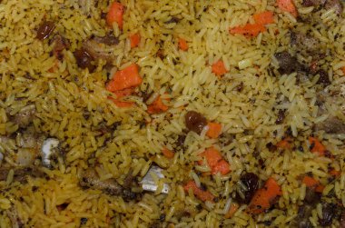 Pirinç kuzu ve sebze ile bir tencerede pilav pişirmek