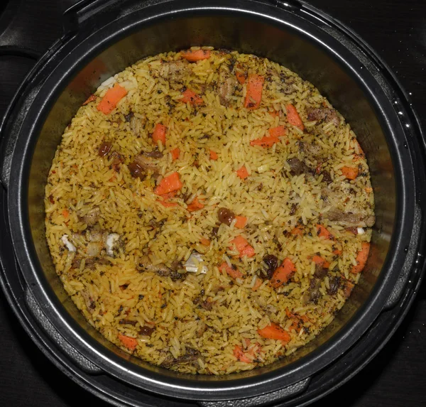 Pilaf Kochen Einem Topf Mit Reis Mit Lamm Und Gemüse — Stockfoto