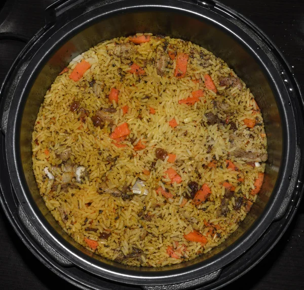 Pilaf Koken Een Pan Van Rijst Met Lamsvlees Groenten — Stockfoto