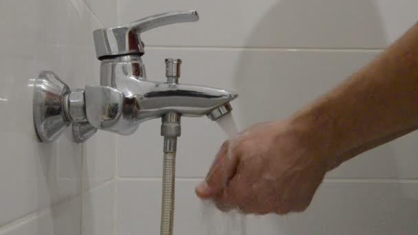 Een Man Wast Zijn Handen Met Zeep Onder Kraan Met — Stockvideo