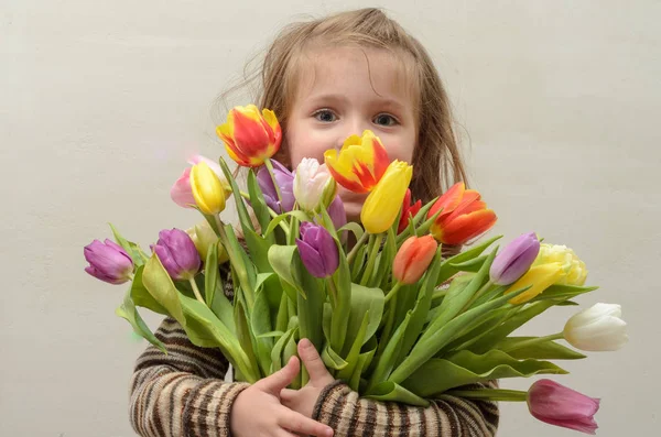 Feliz Niña Regocija Sonríe Con Ramo Tulipanes Multicolores Las Manos — Foto de Stock