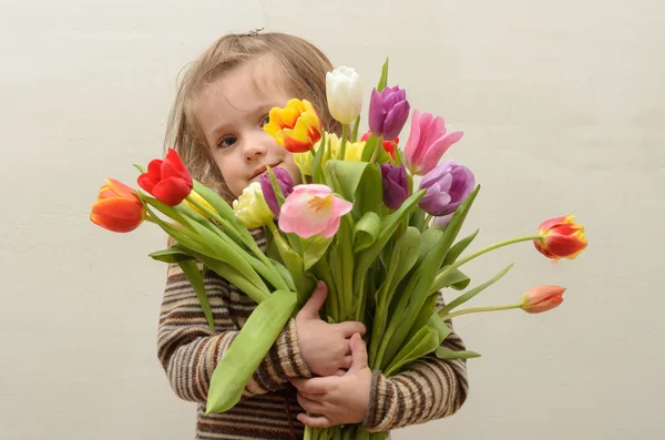 Feliz Niña Regocija Sonríe Con Ramo Tulipanes Multicolores Las Manos — Foto de Stock