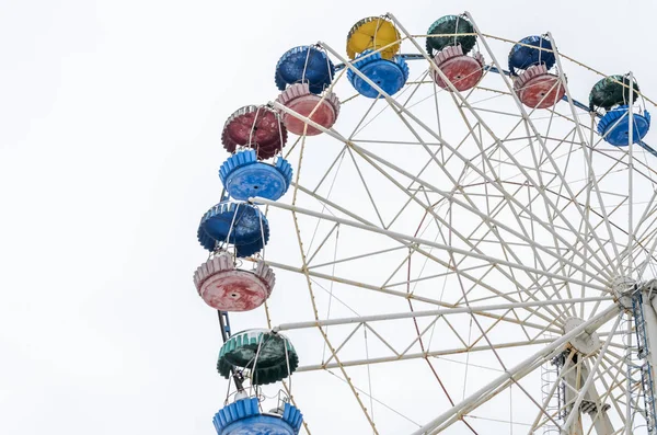 Carrossel Ferris Wheel Parque Diversões Isolado Sobre Fundo Branco — Fotografia de Stock