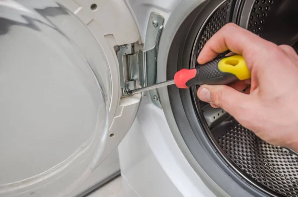 Master Reparerer Den Ødelagte Vaskemaskine - Stock-foto
