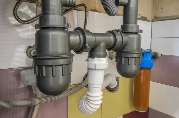 Wassersystem Mit Wasserhähnen Abflusssiphon Und Wasserfilter — Stockfoto