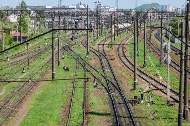 Hangi orada birçok yük trenleri ve arabaları tren istasyonu
