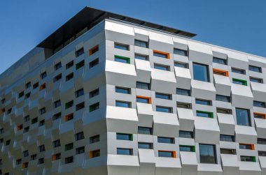 Lviv, Ukrayna - Nisan 2018: Cephe, windows ile modern bir bina