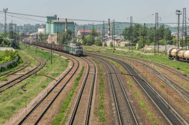 Lviv, Ukrayna - 2018 olabilir: Bir yük treni tren istasyonu rides