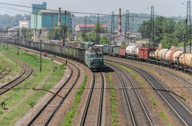 Lviv, Ukrayna - 2018 olabilir: Bir yük treni tren istasyonu rides