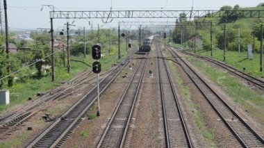 Lviv, Ukrayna - 2018 olabilir: Bir yük treni tren istasyonu rides