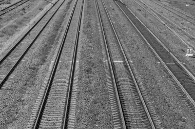 Raylar ve tren istasyonunda uyuyanlar