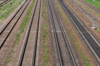 Raylar ve tren istasyonunda uyuyanlar