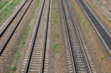 Raylar ve tren istasyonunda uyuyanlar