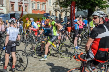 Lviv, Ukrayna - 2018 olabilir: Şehir merkezinde bir bisiklet parti için bisikletçiler sporcular amatör Bisiklet ve bisiklet biçimde toplandı