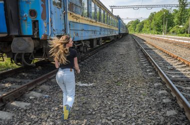 Genç çekici kız bir çıkış yapan tren eski demiryolu taşıma sonra çalışır