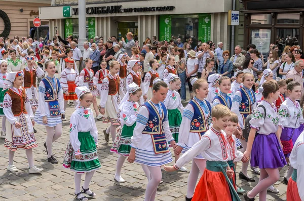 Lwów Ukraina Maja 2018 Dzieci Strojach Ludowych Paradzie Centrum Miasta — Zdjęcie stockowe