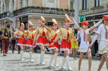 : Lviv, Ukrayna - 2018 bir grup kızı şenlikli kostümleri gidebilir şehir merkezinde içinde geçit töreni için