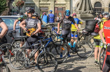 Lviv, Ukrayna - 2018 olabilir: Şehir merkezinde bir bisiklet parti için bisikletçiler sporcular amatör Bisiklet ve bisiklet biçimde toplandı
