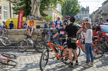 Lviv, Ukrayna - 2018 olabilir: Şehir merkezinde bir bisiklet parti için bisikletçiler sporcular amatör Bisiklet ve bisiklet biçimde toplandı