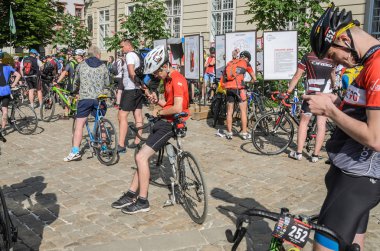 Lviv, Ukrayna - 2018 olabilir: Şehir merkezinde bir bisiklet parti için bisikletçiler sporcular amatör Bisiklet ve bisiklet biçimde toplandı