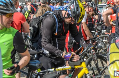 Lviv, Ukrayna - 2018 olabilir: Şehir merkezinde bir bisiklet parti için bisikletçiler sporcular amatör Bisiklet ve bisiklet biçimde toplandı