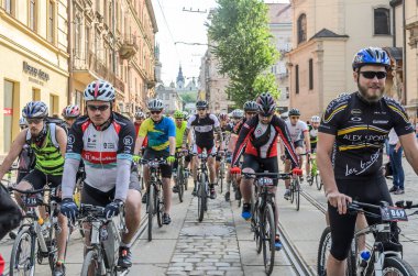 Lviv, Ukrayna - Mayıs 2018: Şehir merkezinde bir Bisiklete binmek bir parlak, güneşli yaz gününde bir siklon