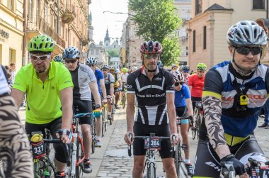 Lviv, Ukrayna - Mayıs 2018: Şehir merkezinde bir Bisiklete binmek bir parlak, güneşli yaz gününde bir siklon