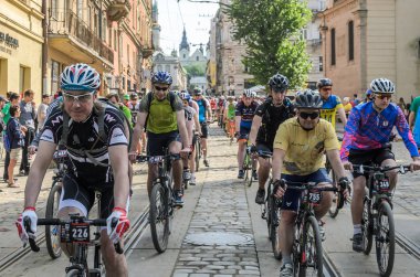 Lviv, Ukrayna - Mayıs 2018: Şehir merkezinde bir Bisiklete binmek bir parlak, güneşli yaz gününde bir siklon