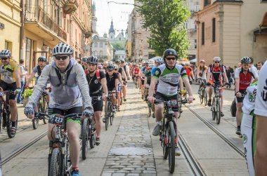 Lviv, Ukrayna - Mayıs 2018: Şehir merkezinde bir Bisiklete binmek bir parlak, güneşli yaz gününde bir siklon