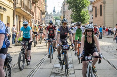 Lviv, Ukrayna - Mayıs 2018: Şehir merkezinde bir Bisiklete binmek bir parlak, güneşli yaz gününde bir siklon
