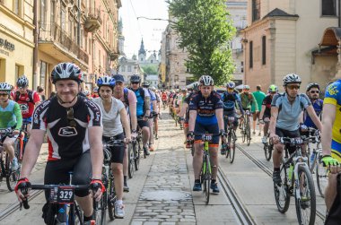 Lviv, Ukrayna - Mayıs 2018: Şehir merkezinde bir Bisiklete binmek bir parlak, güneşli yaz gününde bir siklon