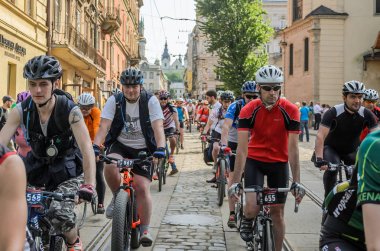 Lviv, Ukrayna - Mayıs 2018: Şehir merkezinde bir Bisiklete binmek bir parlak, güneşli yaz gününde bir siklon