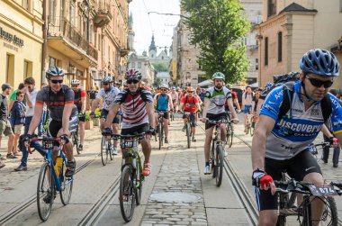 Lviv, Ukrayna - Mayıs 2018: Şehir merkezinde bir Bisiklete binmek bir parlak, güneşli yaz gününde bir siklon