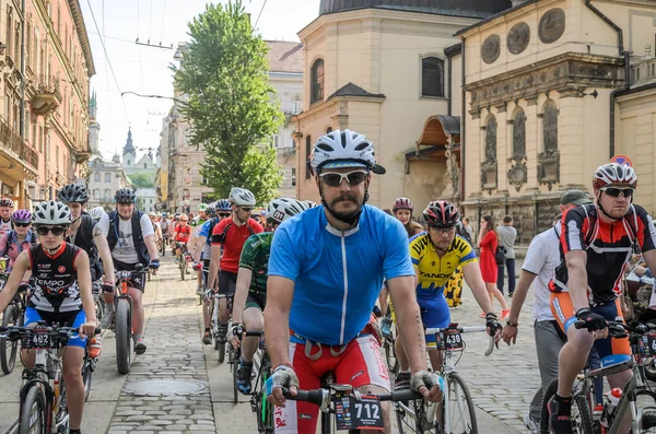Lviv, Ukrayna - Mayıs 2018: Şehir merkezinde bir Bisiklete binmek bir parlak, güneşli yaz gününde bir siklon