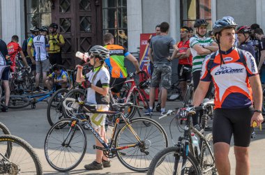 Lviv, Ukrayna - 2018 olabilir: Bisikletçiler sporcular amatör Bisiklet ve bisiklet formunda şehirde bisiklet partisi için toplandı 